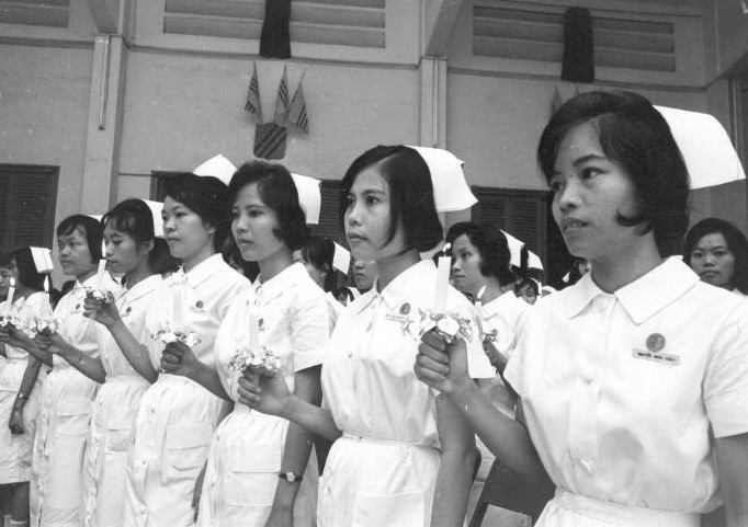Các nữ y tá tốt nghiệp tại Nhà thương Chợ Rẫy. Hình chụp năm 1971
