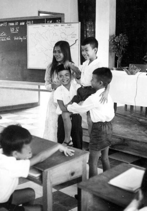 Học sinh và cô giáo trong một lớp học, 1968
