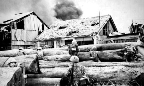 Ngoại thành Sài Gòn.Ngày 31 tháng 5 năm 1968.
Thủy Quân Lục Chiến núp sau những khối gỗ chuẩn bị xung phong