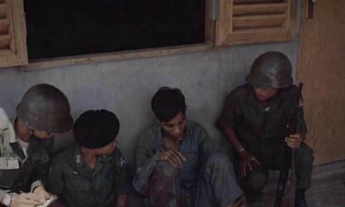 Người sĩ quan thuộc Thiết Đoàn 5 Kỵ Binh , đang lấy cung từ một tù binh , trong trận đánh tại Biên Hoà năm 1969.