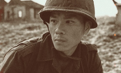 Một người kính không rõ tên tuổi phía sau là quảng trị 1972 