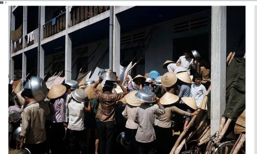Nhận gạo cứu trợ