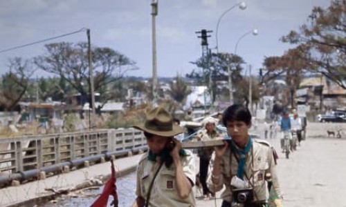 Hai Hướng Đạo Sinh khiêng vác những vật nặng giúp đồng bào tản cư .
Cầu Chữ Y , Sài Gòn ngày 13 tháng 5 năm 1968.