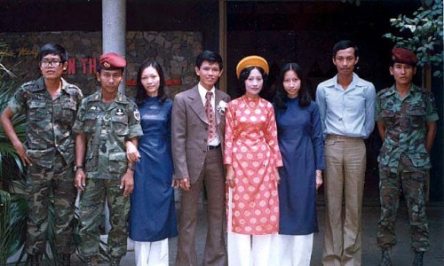 Các tân Thiếu úy Khóa 26 VBQGĐL. Đám cưới nhà binh 1974 tại Bình Định, đợt Liên đoàn 4 BĐQ hành quân tại đây.