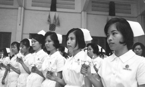Các nữ y tá tốt nghiệp tại Nhà thương Chợ Rẫy. Hình chụp năm 1971