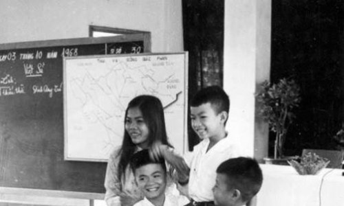 Học sinh và cô giáo trong một lớp học, 1968