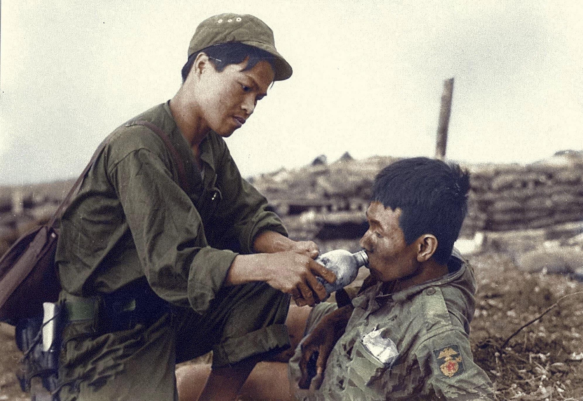 Bức ảnh người chiến sĩ Quân Giải Phóng tên là Diễn (Chính trị viên Đại đội 6, Trung đoàn 18, Sư đoàn 325) đã tiếp nước cho một người lính Lữ đoàn 147 Thủy quân lục chiến Việt Nam Cộng hòa bị thương tại cao điểm 550 thuộc mặt trận Đường 9 - Nam Lào