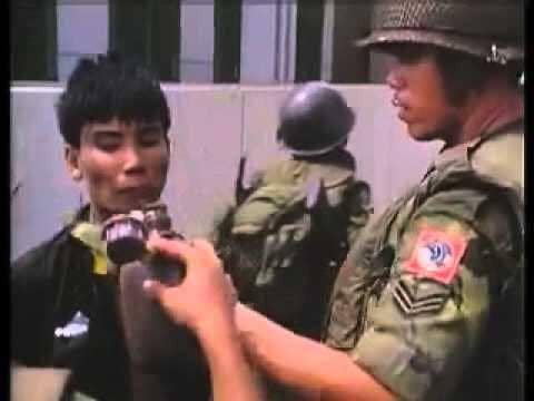 Lính Dù "Thiên thần mũ đỏ" VNCH cho một tù binh QGPMN ăn bánh chưng, và uống nước trong sự kiện Mậu Thân 1968.