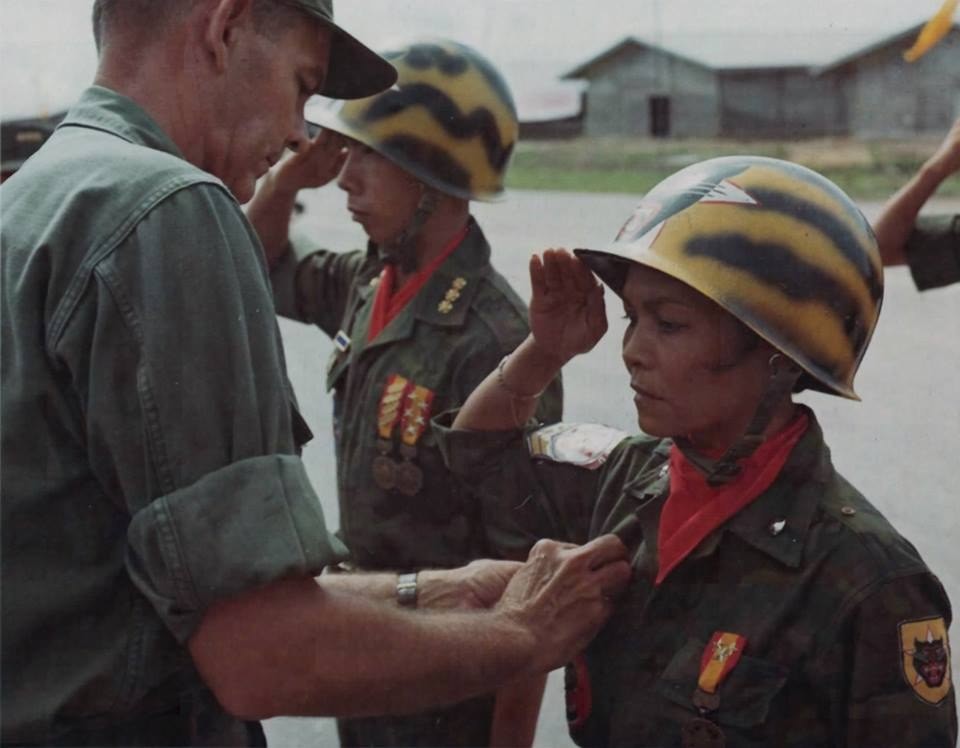 "Nữ hổ tướng" Hồ Thị Quế - The Tiger Lady (quý bà Hổ)

Hồ Thị Quế là vợ của Thiếu tá Nguyễn Văn Dần, vị tiểu đoàn trưởng của Tiểu đoàn 44 Biệt Động Quân QL VNCH, đây là một tiểu đoàn ưu tú của VNCH vì có lực lượng rất thiện chiến và tinh nhuệ.