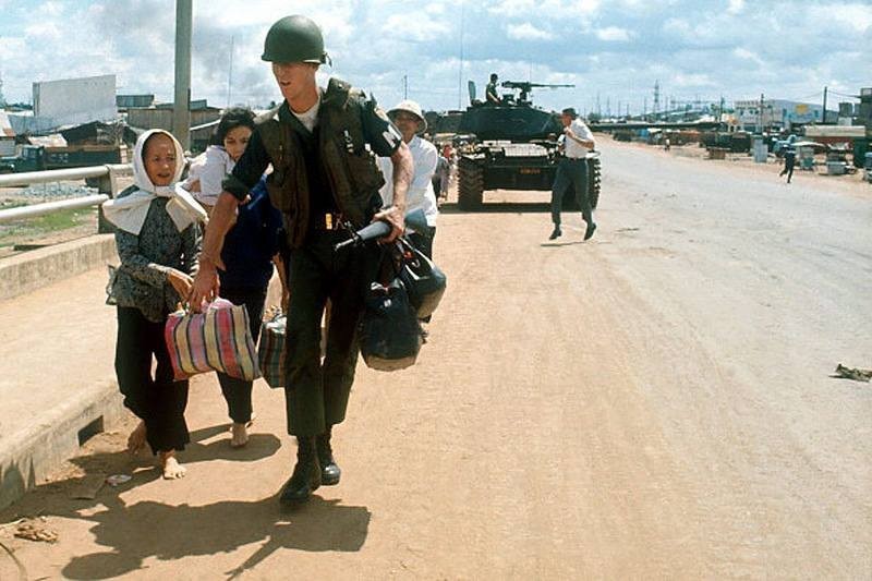 Sài Gòn 1968. Lính Mỹ giúp một gia đình Nam Việt Nam di tản khỏi vùng giao tranh.