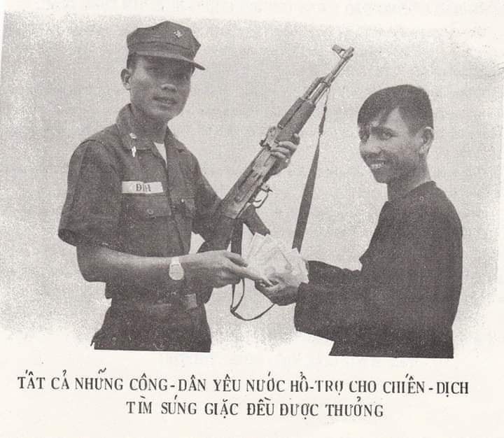 Một bức ảnh tuyên truyền kêu gọi Việt Cộng giao nộp súng cho VNCH. Không rõ năm chụp