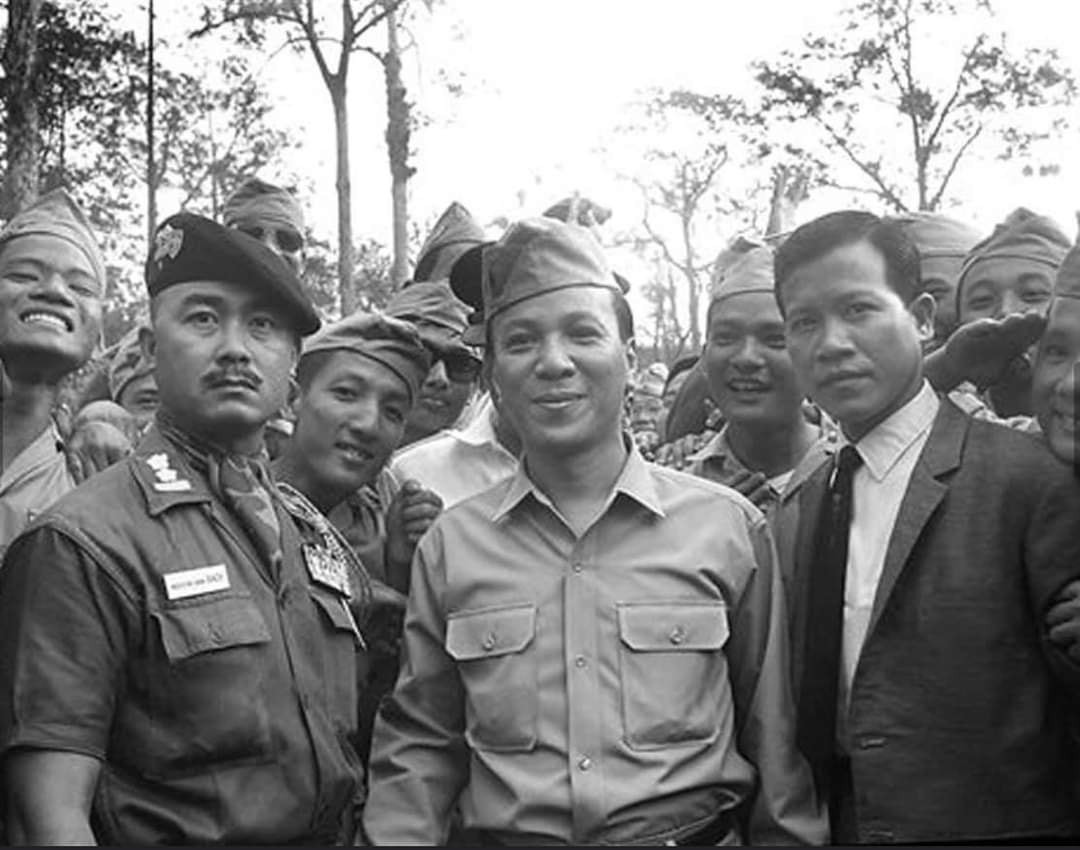 Sài Gòn 31-3-1968 - TT Nguyễn Văn Thiệu tạo dáng tại lễ bế giảng khóa đào tạo sĩ quan trừ bị kéo dài một tháng cho sinh viên Đại học Sài Gòn. Ông được bao quanh bởi các sinh viên, một cận vệ, bên phải, và Trung tá Nguyễn Văn Bắc, trái, phụ trách chương trình đào tạo.