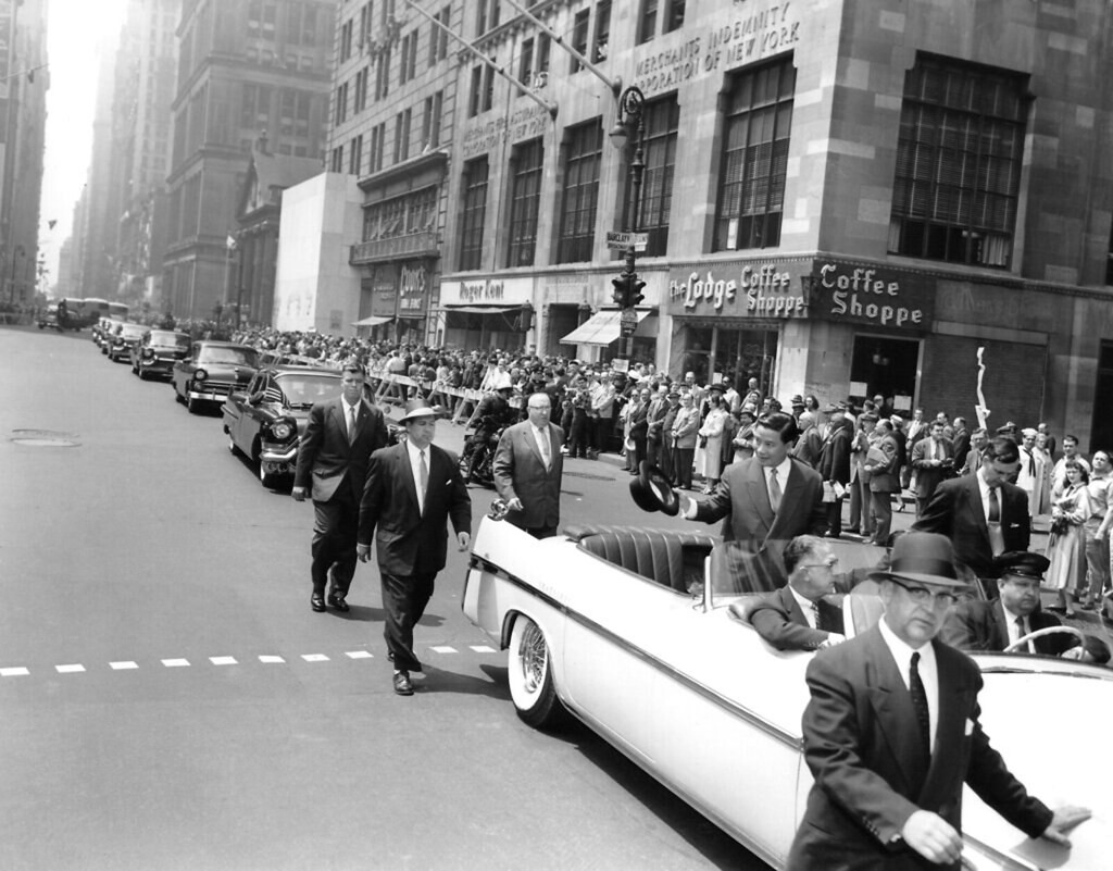 Người dân New York đổ ra phố đón chào Tân Tổng thống của Việt Nam Cộng Hoà. 1957