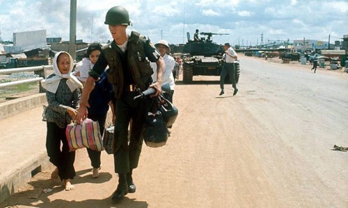 Sài Gòn 1968. Lính Mỹ giúp một gia đình Nam Việt Nam di tản khỏi vùng giao tranh.