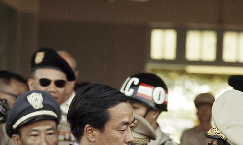 Sáng ngày 8 tháng 2 năm 1965, Nguyễn Cao Kỳ lúc này đang là thiếu tướng chỉ huy 24 phản lực cơ của Phi đoàn Bắc tiến 516, vượt vĩ tuyến 17 ra oanh tạc Hồ Xá và Chấp Lễ ở Cồn Cỏ, Vĩnh Linh, Quảng Bình. Mở đầu cho "chiến dịch Bắc phạt" của Quân lực Việt Nam Cộng hòa. Hơn một tháng sau, ngày 14 tháng 3 lúc 2 giờ chiều, ông chỉ huy Phi đoàn nói trên ra miền Bắc oanh tạc căn cứ Đội 4 Hải thuyền tại Hồ Đảo, Quảng Bình.

Tướng Kỳ cũng cho máy bay lượn sát dòng sông Gianh dính đạn phòng không, viên đạn ghim vào ghế lái suýt nữa đã lấy mạng vị Phó Tổng thống này, may mắn là ông vượt thoát phải đáp khẩn cấp xuống Đà Nẵng! Sau đó ông đã lấy viên đạn này tặng cho vợ mình như một món quà kỷ niệm.

Sau trận hút chết đó, không chỉ riêng tướng Kỳ mà cả QLVNCH cũng chẳng còn ai có ý định mang quân "Bắc phạt" một lần nào nữa!