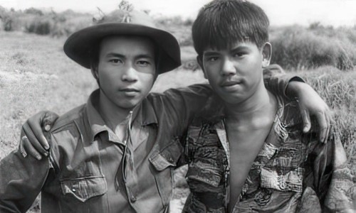 Bức ảnh "Hai người lính" được phóng viên Chu Chí Thành chụp tại vùng giáp ranh Quảng Trị 1973. Với ước vọng thống nhất đất nước, hòa hợp dân tộc sớm được thực thi.