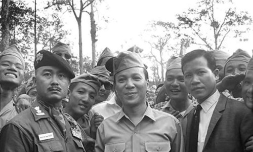 Sài Gòn 31-3-1968 - TT Nguyễn Văn Thiệu tạo dáng tại lễ bế giảng khóa đào tạo sĩ quan trừ bị kéo dài một tháng cho sinh viên Đại học Sài Gòn. Ông được bao quanh bởi các sinh viên, một cận vệ, bên phải, và Trung tá Nguyễn Văn Bắc, trái, phụ trách chương trình đào tạo.
