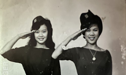 Hai cô nữ sinh trong bộ trang phục Thanh Nữ Cộng Hòa. Người bên trái là nữ danh ca Hoàng Oanh.
Vào cuối năm học 1962, Trường nữ Trung học Gia Long có tổ chức một khóa học bán quân sự dịp hè và cô Hoàng Oanh có ghi danh theo học. Cuối khóa cô đạt kết quả hạng Tư (hạng 4).