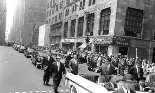 Người dân New York đổ ra phố đón chào Tân Tổng thống của Việt Nam Cộng Hoà. 1957