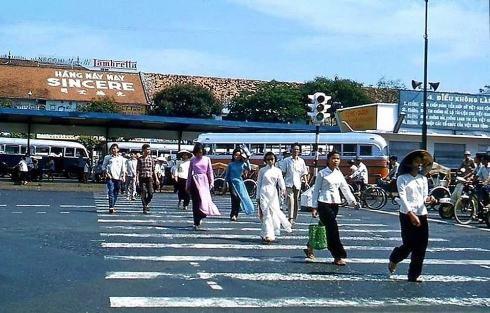 Trạm xe buýt trung tâm, công trường Diên Hồng, sau này đổi thành công trường Quách Thị Trang - Chợ Sài Gòn 1962