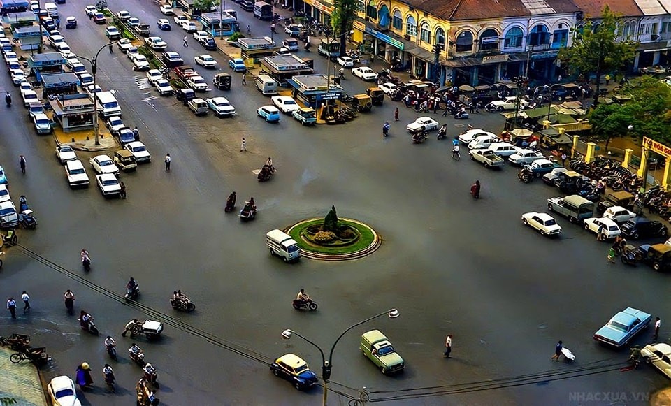 Hình ảnh đại lộ Nguyễn Huệ nhìn từ trên khách sạn Palace Hotel.