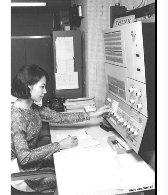 Chuyên viên đang làm việc với máy điện toán IBM, Sài Gòn đầu thập niên 1970.
