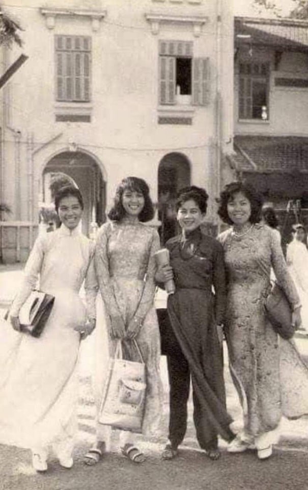 Bốn vị Giáo Sư Trường Nữ Trung Học Gia Long - Sài Gòn
Từ trái:
Cô Tố Tâm - Cô Tố Nga - Cô Dương Chi và Cô Băng Tâm.

Nguồn: Hoa Mai