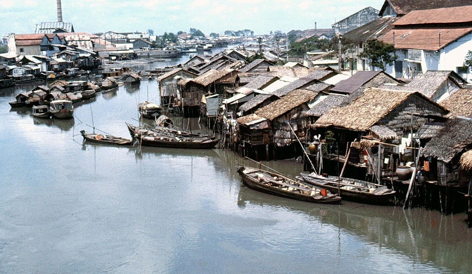 SAIGON 1964-65 – Kinh Tàu Hủ, hình chụp từ trên cầu Xóm Chỉ nhìn về hướng ra Saigon.
Photo by Fred Mucciardi