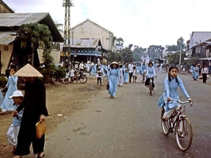 Ngã tư Nguyễn Biểu - Phan Văn Trị, Chợ Lớn 1963.