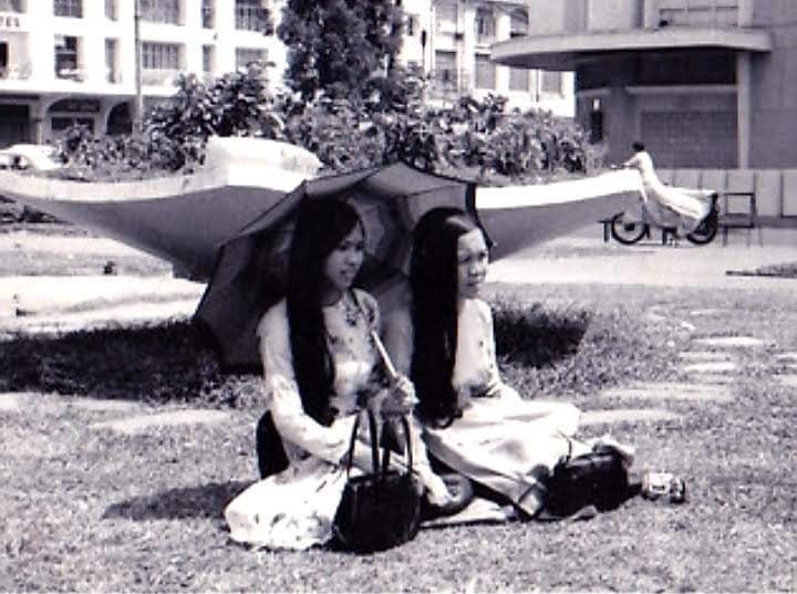 Hai thiếu nữ chụp ảnh trên Công viên Đống Đa, trước Tòa Đô Chánh Sài Gòn (1971)