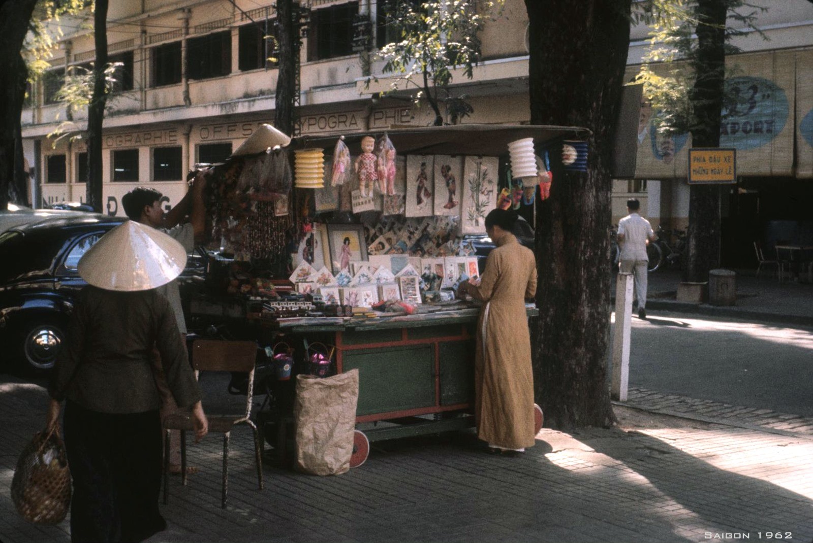 SAIGON 1962 - Một quầy báo, quà lưu niệm tại góc ngã ba Tự Do-Thái Lập Thành.