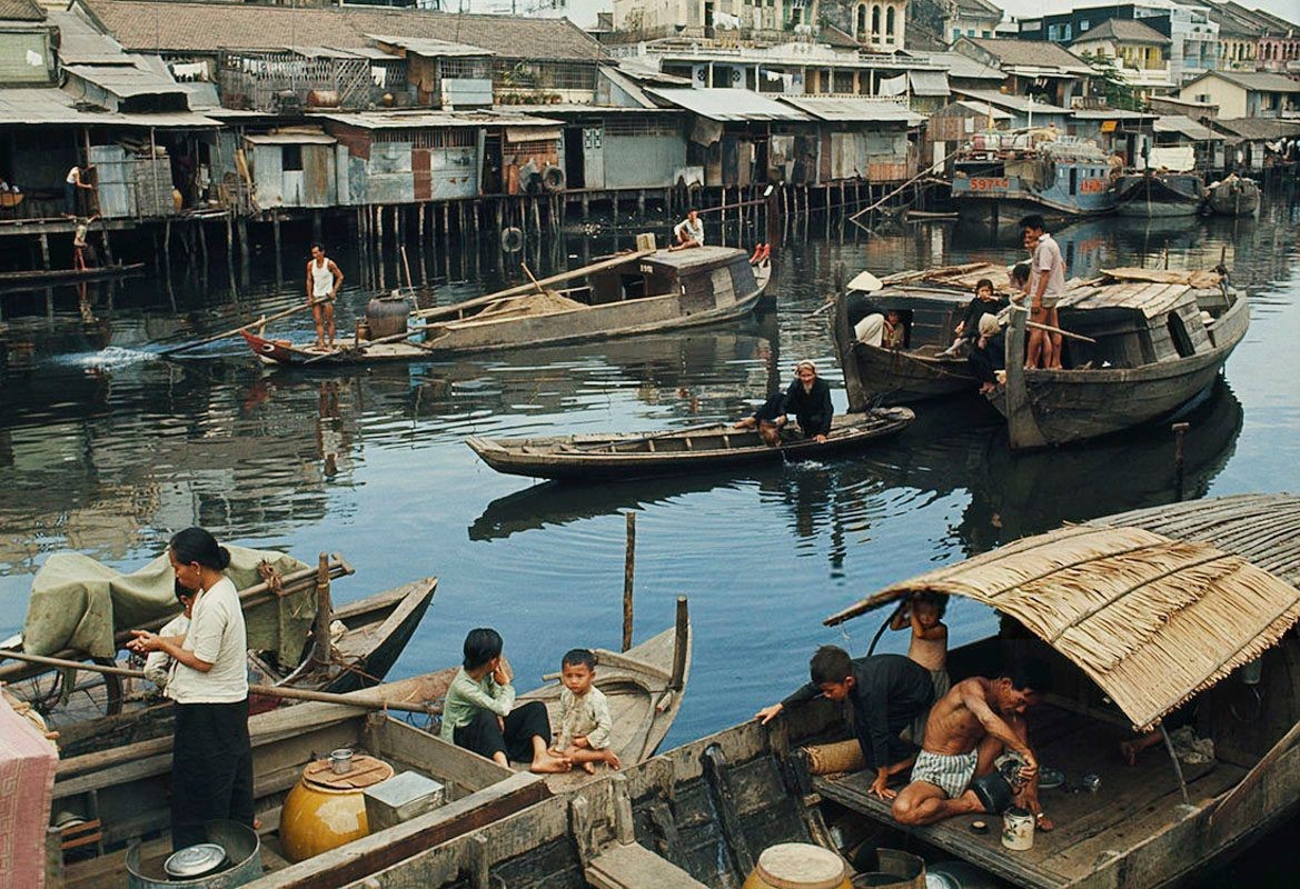 Hình ảnh sinh hoạt của người dân trên Kinh Tàu Hủ - SAIGON 1965
Photo by: Wilbur E. Garrett.