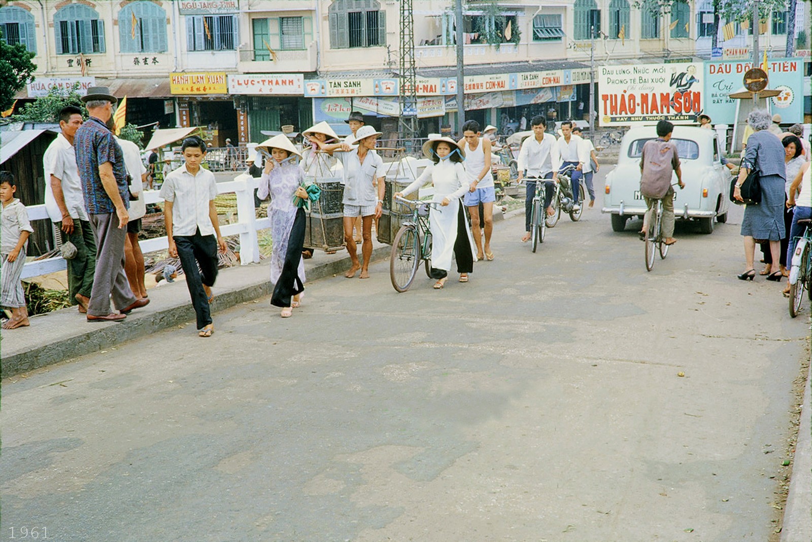 Hình ảnh trên Cầu Ông Lãnh - Bến Chương Dương năm 1961