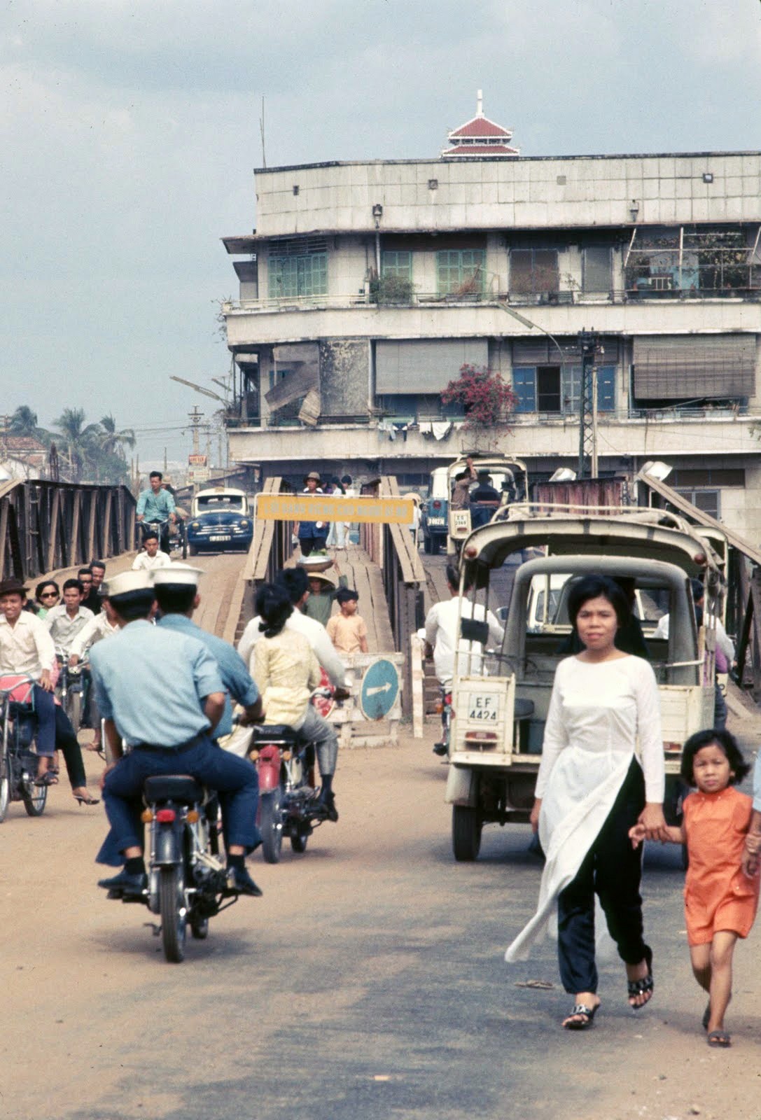 Đoạn gần với Thảo Cầm Viên Sài Gòn – Trong hình là cầu tạm cho xe cộ lưu thông khi cầu Thị Nghè đang trong quá trình xây dựng