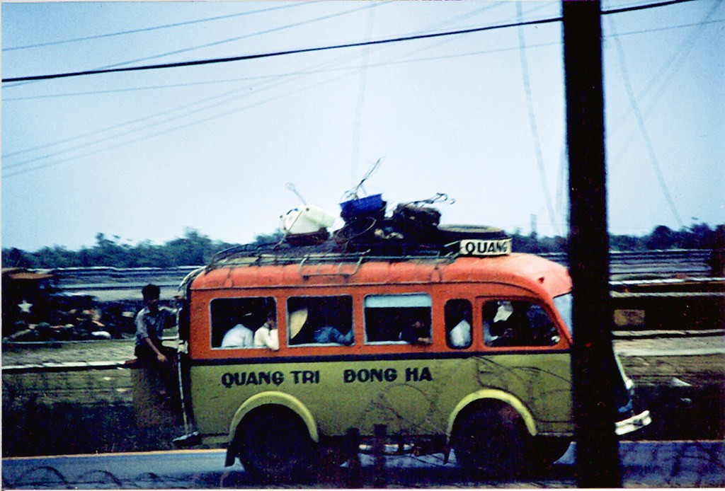Quang Tri 70-71. Chuyến xe đò Quảng Trị – Đông Hà.
Ảnh được chụp bởi Wayne Hegerty