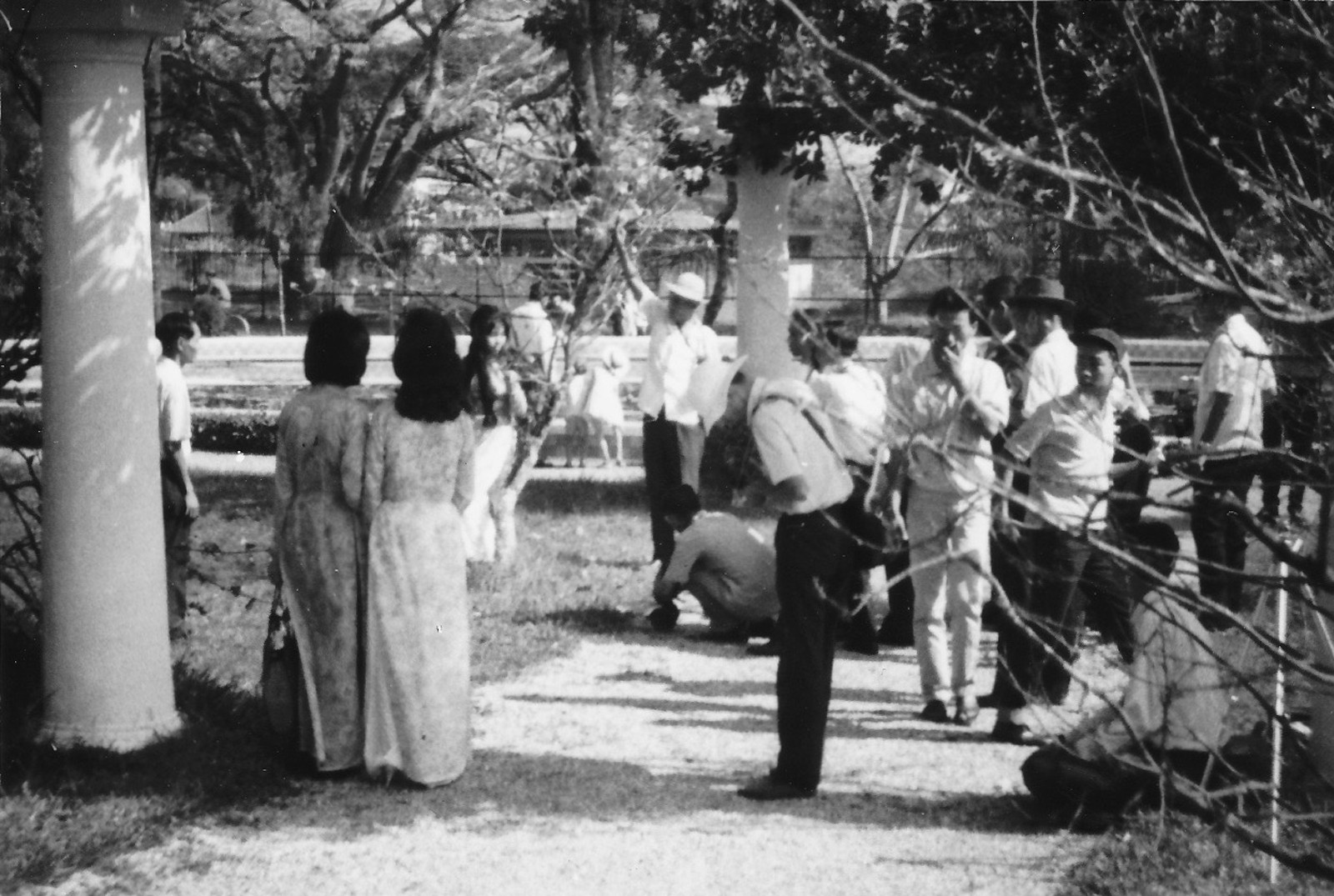 Những cô gái mặc áo dài chơi trong Thảo Cầm Viên ngày Tết trước 1975.