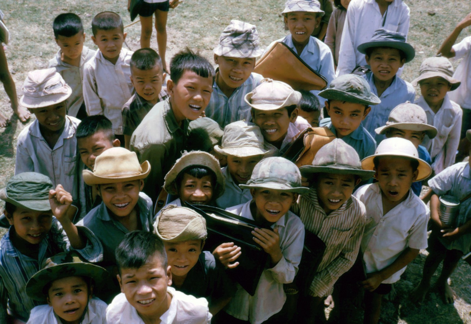 Nét hứng thú của những đứa trẻ khi nhìn thấy máy ảnh ngày xưa.