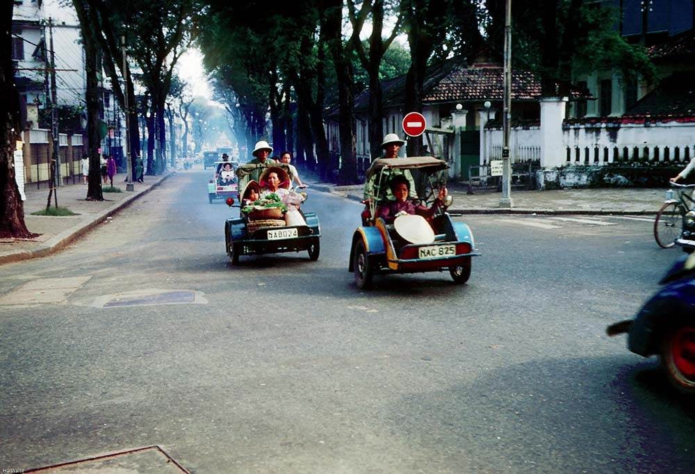 Xích lô máy trên đường Pasteur năm 1967, cắt ngang là đường Gia Long (nay là Lý Tự Trọng).