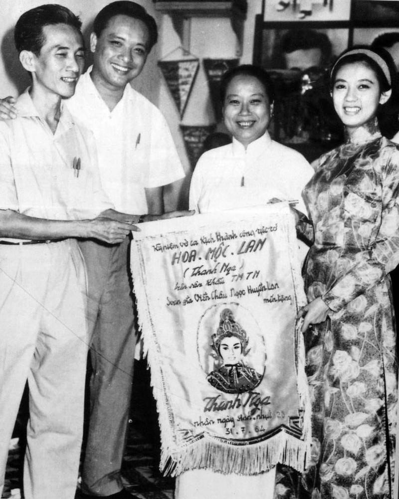 Soạn giả Viễn Châu và một người bạn tặng quà sinh nhật năm 22 tuổi cho nghệ sĩ Thanh Nga vào năm 1964