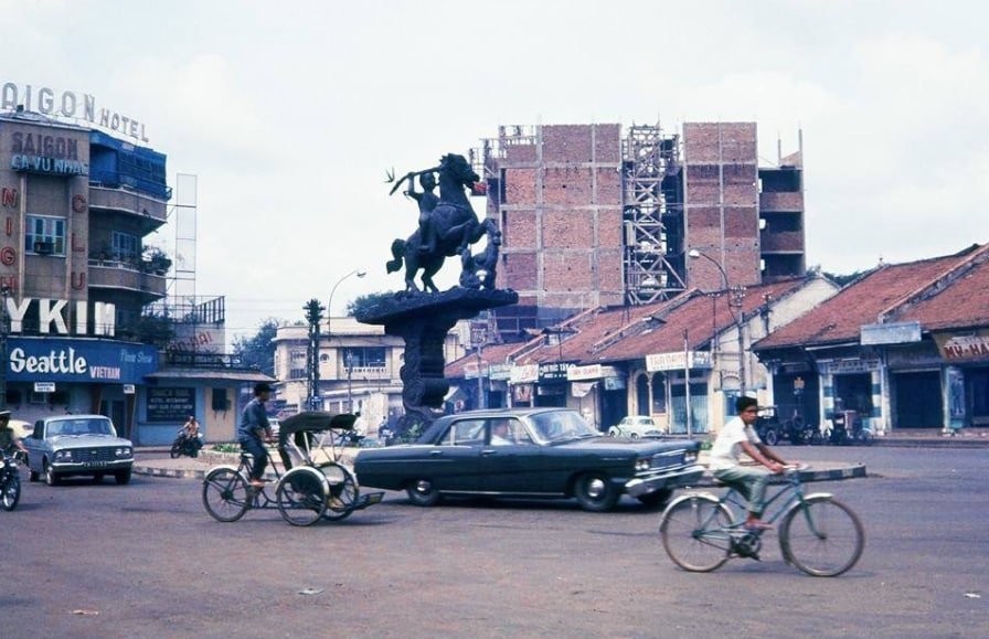 SAIGON 1972 – Tượng đài Phù Đổng Thiên Vương, Thánh tổ Binh chủng Thiết Giáp QLVNCH