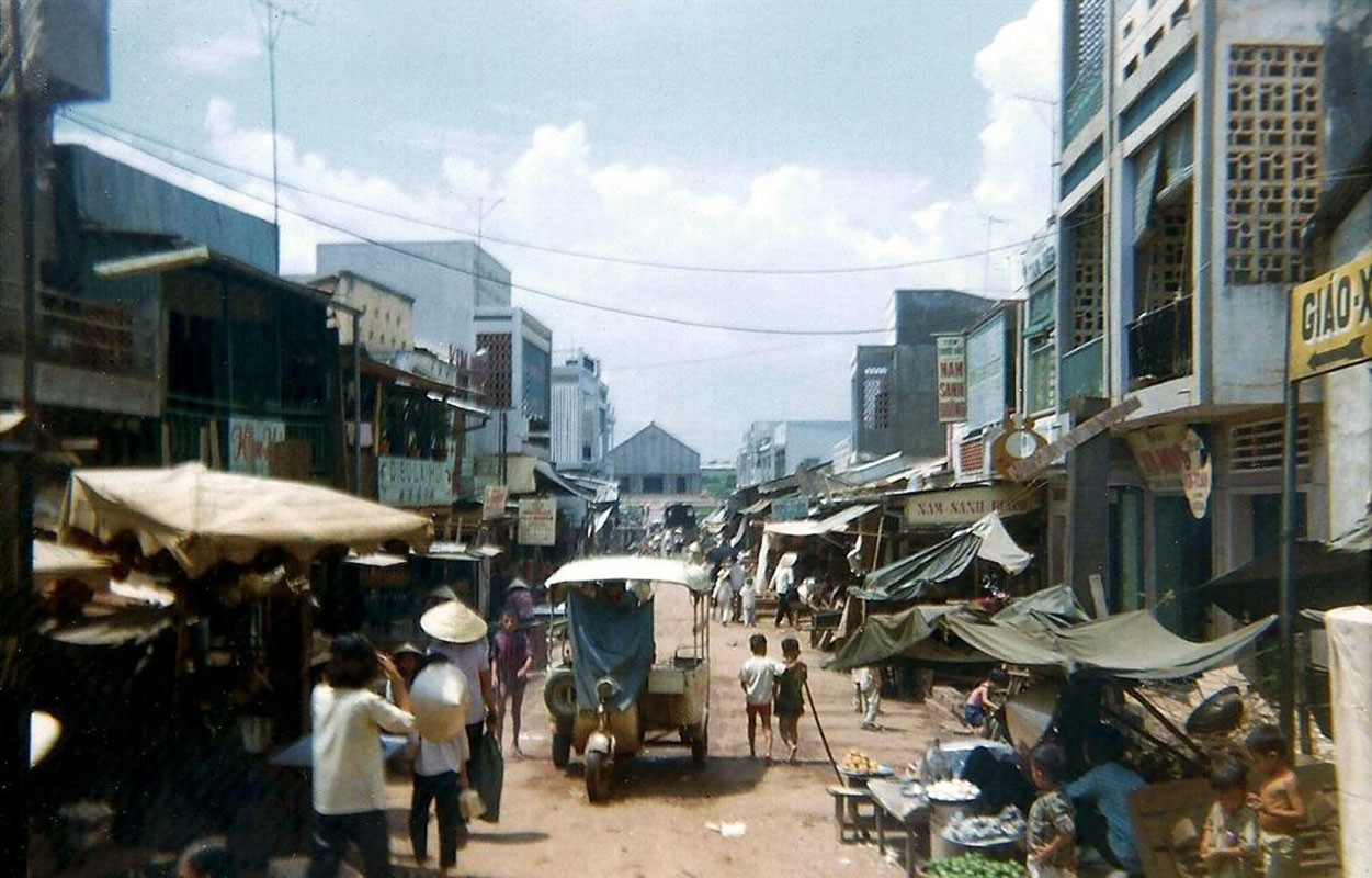 Ngõ sầm uất trong chợ Tam Hiệp