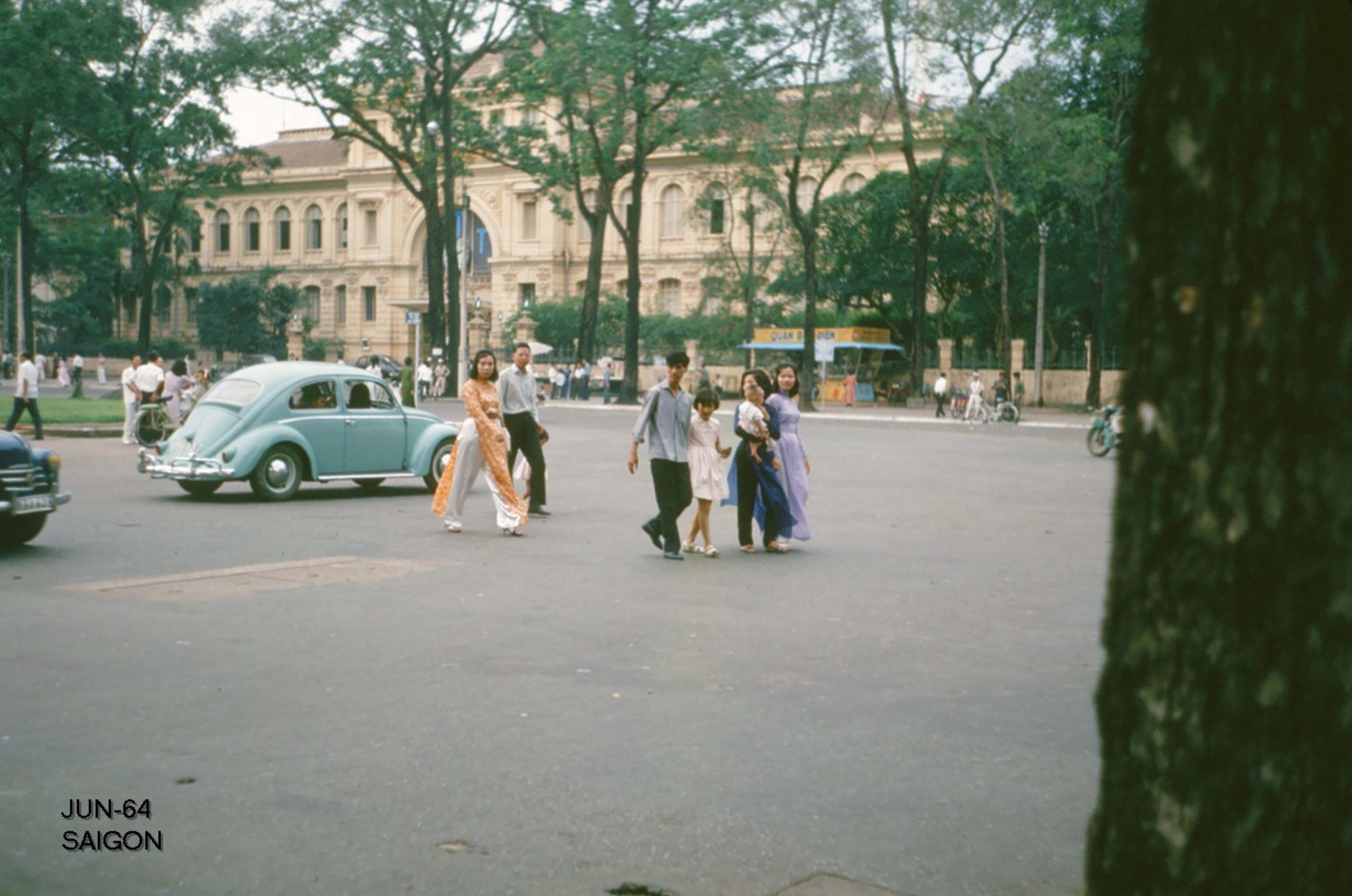 Saigon 1964 - Khung cảnh phía trước Bưu điện trung tâm Saigon.