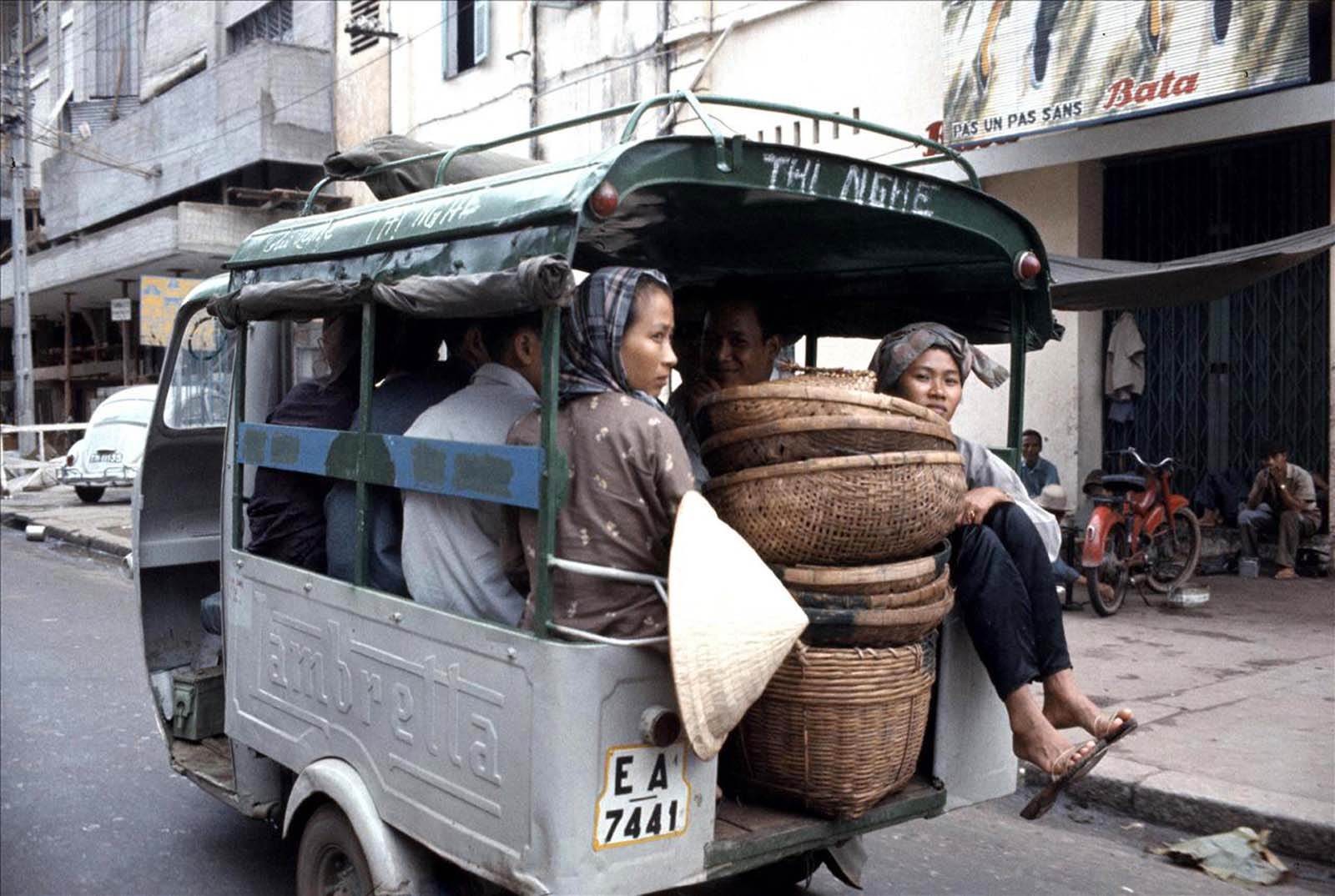 Xe lam di chuyển trên đường Công Lý năm 1968 – một trong những phương tiện giao thông phổ biến của Sài Gòn thời điểm bấy giờ. Phía góc trái hình là thương xá Crystal Palace – Tam Đa đang trong quá trình xây dựng.