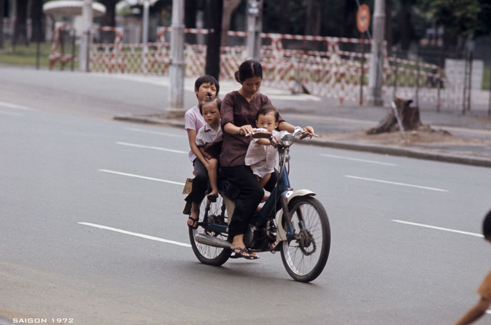 Một hình ảnh bình dị và đẹp nhẹ nhàng trên đường phố Saigon năm 1972.