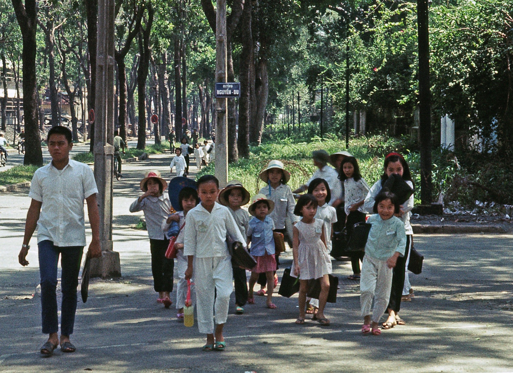 Hình ảnh học sinh tan trường trên đường Nguyễn Du năm 1968 – Trong hình là góc ngã ba đường Cường Để – Nguyễn Du (nay là góc Tôn Đức Thắng – Nguyễn Du). Bên trái hình là Chủng viện Thánh Giuse, bên phải trước đây là tư dinh Đại tướng Lê Văn Tỵ.