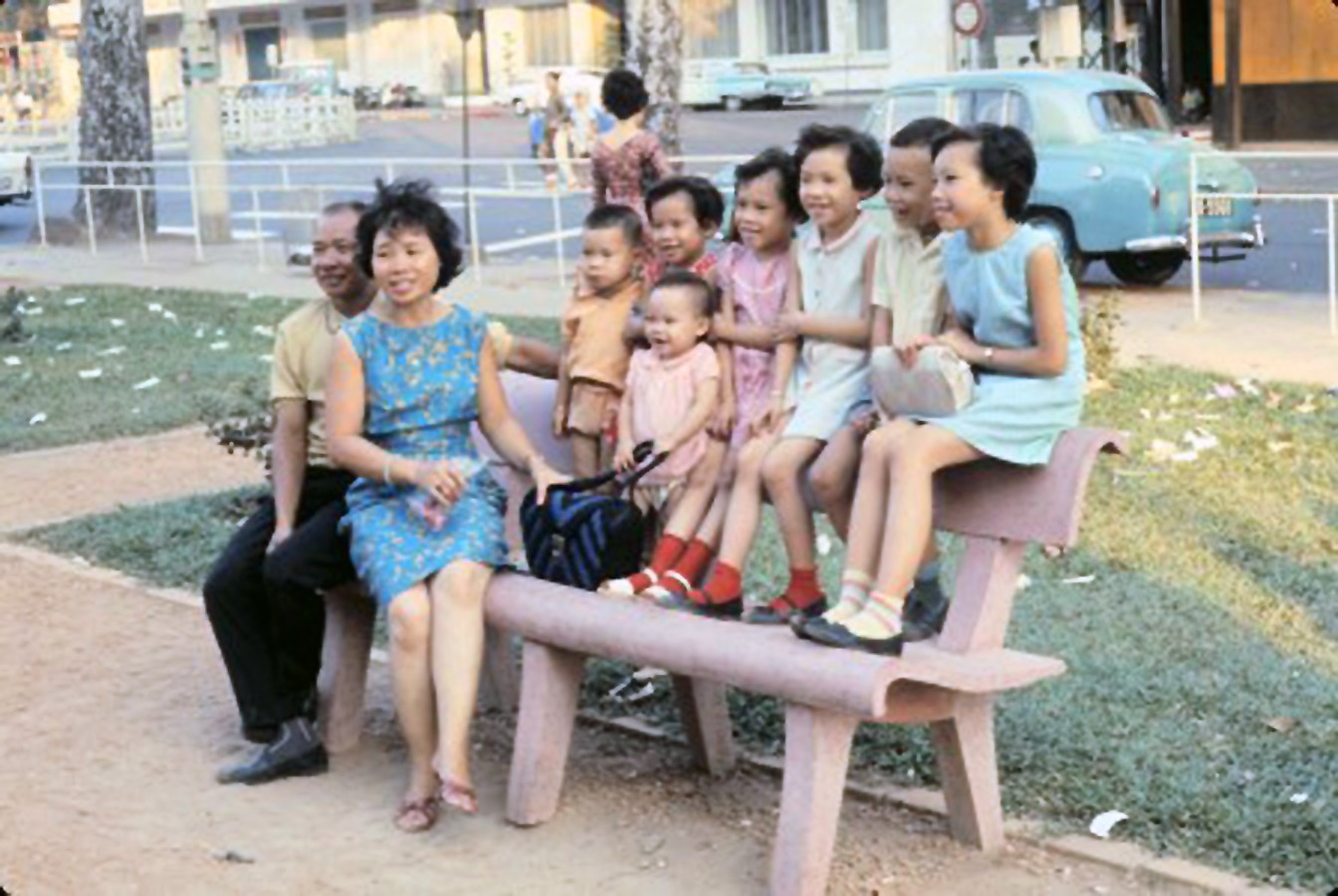 Ảnh chụp một gia đình đông con – Công trường Lam Sơn. Đằng sau là khách sạn Caravelle.

Ảnh: Chuck Galloway