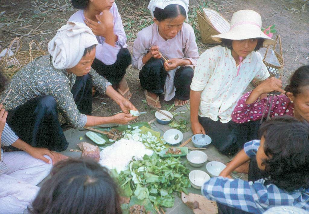 Một bữa tiệc nhỏ (bữa trưa) thịnh soạn của những người phụ nữ đi làm đồng.