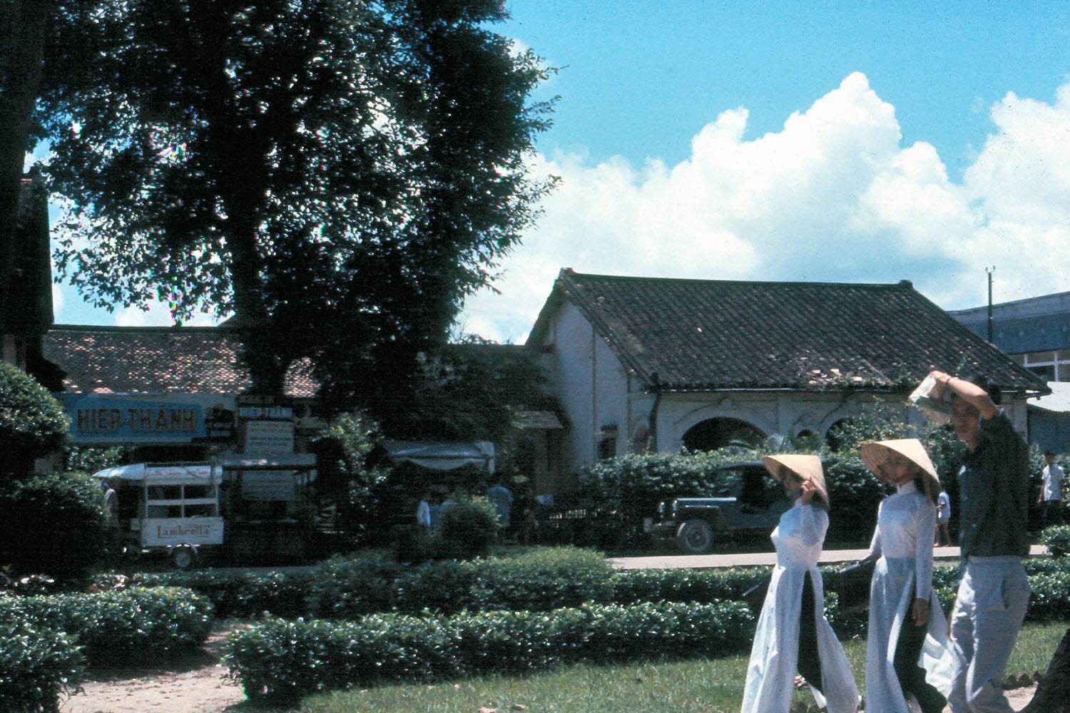 Biên Hoà 1965. Nữ sinh áo dài và nam sinh đang trên đường đi học về.