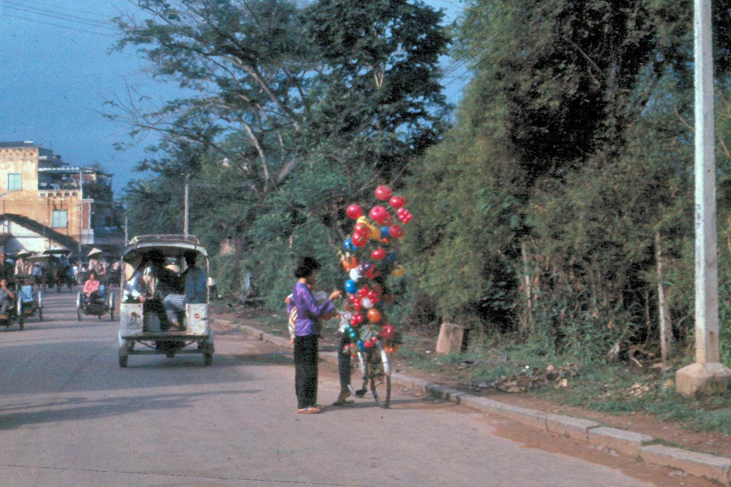 Biên Hòa 1967. Đứa trẻ đang được mẹ mua cho bóng bay – thứ luôn hấp dẫn tụi trẻ con như tôi ngày ấy.