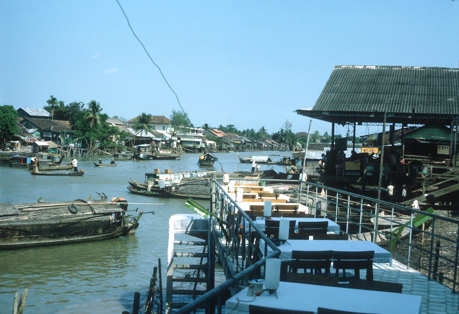 Nhà hàng ven sông Vĩnh Long